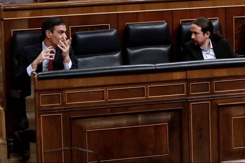 El presidente del Gobierno, Pedro Sánchez, y el vicepresidente de Derechos Sociales Pablo Iglesias, durante el pleno del Congreso que debate la prórroga del estado de alarma. EFE/Mariscal POOL