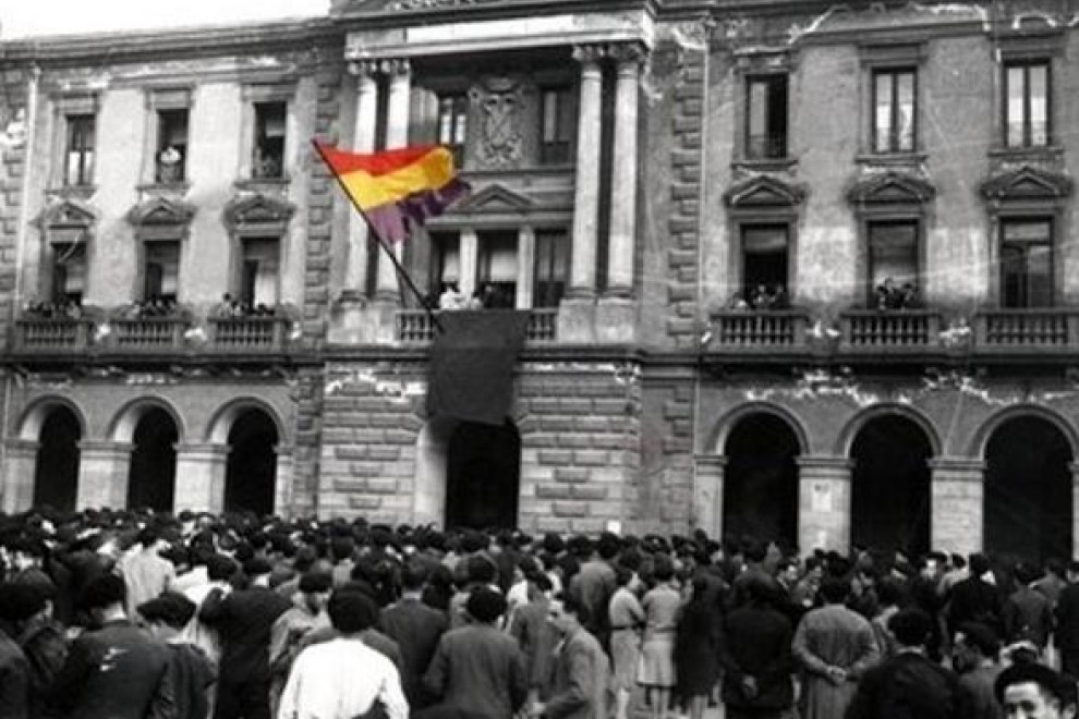 1931-04-14. Izada de la bandera republicana desde el balcón del Ayuntamiento.- AYUNTAMIENTO DE EIBAR