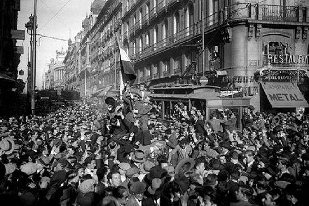 14 abril de 1931. El pueblo de Madrid se echa a la calle para celebrar la proclamación de la Segunda República. (Fotografía: Luis Ramón Marín)