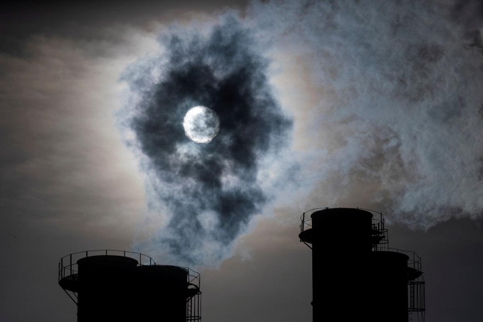 El sol brilla a través del vapor que sale de las chimeneas de una planta de energía. REUTERS / Maxim Shemetov