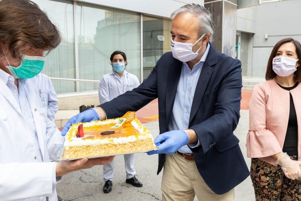 20-04-2020 - El reparto de pasteles conocidos como “lanzones de San Jorge” llevó este jueves al alcalde de Zaragoza, Jorge Azcón, a recorrer varios hospitales de la ciudad. / AYUNTAMIENTO DE ZARAGOZA