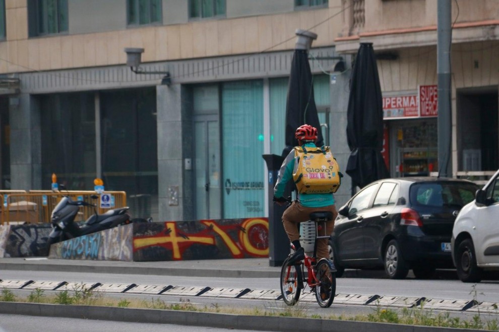 Un rider de Glovo circula per Barcelona durant el confinament. Blanca Blay | ACN