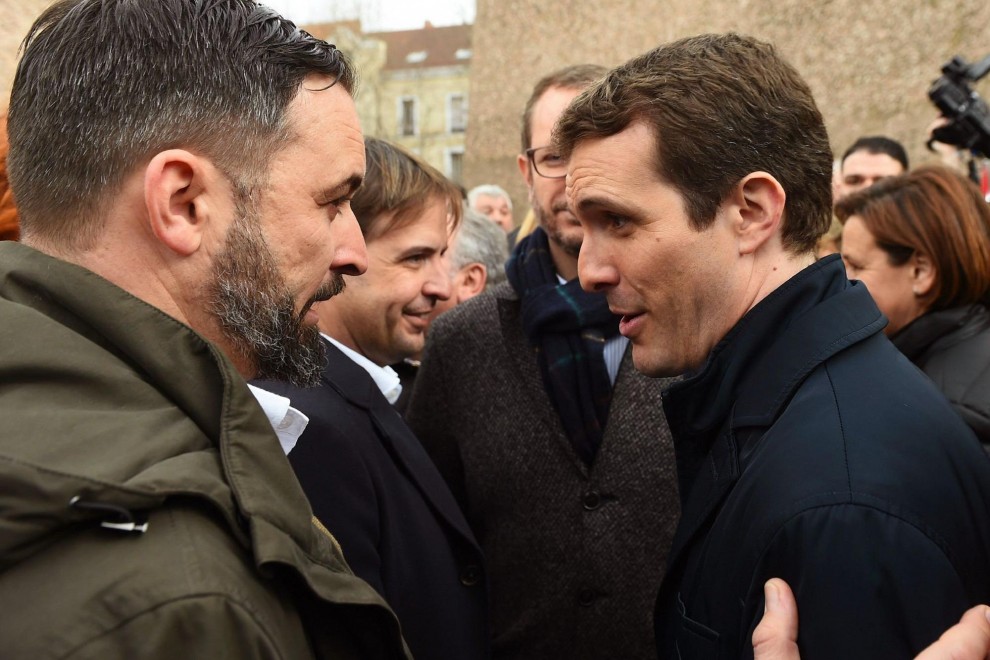 El presidente de VOX, Santiago Abascal, con el del PP, Pablo Casado, tras finalizar la concentración convocada en la plaza de Colón de Madrid contra el Gobierno de Pedro Sánchez. EFE/Fernando Villar