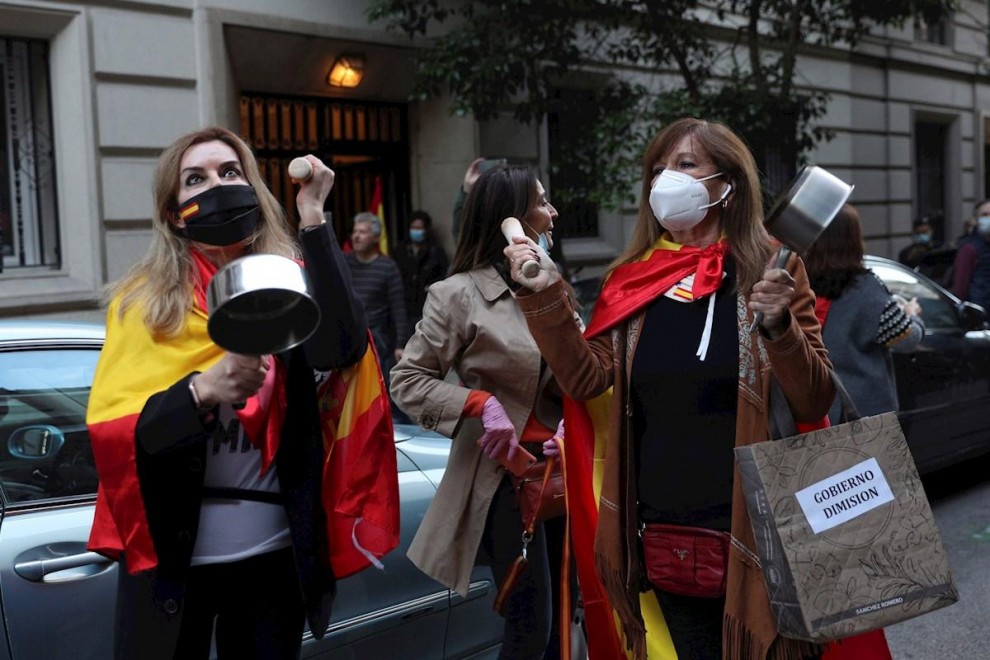 Vecinas del madrileño barrio de Salamanca participan en una protesta contra el Gobierno por su gestión en la crisis del coronavirus, ayer en Madrid. EFE/Rodrigo Jiménez