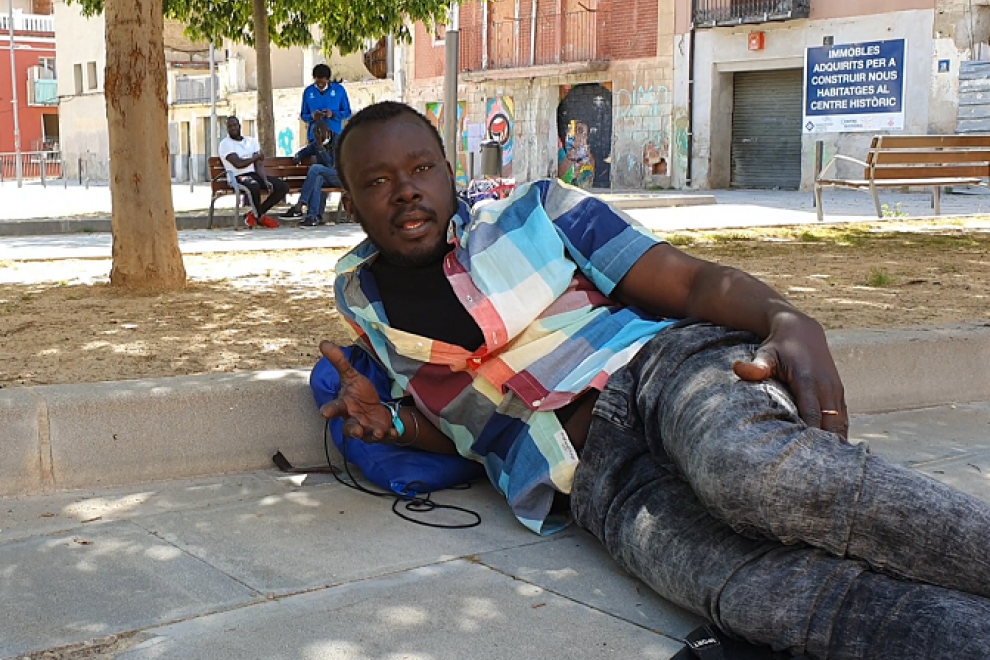 Un africano pasa el día en el Casco Antiguo de Lleida mientras aguarda a encontrar un trabajo.