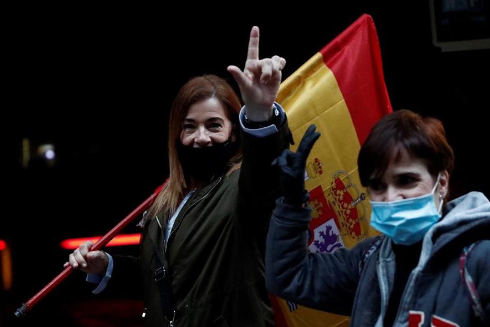 Vecinos del madrileño barrio de Salamanca se manifiestan contra el Gobierno por su gestión en la crisis del coronavirus, este sábado en Madrid. EFE/ Mariscal