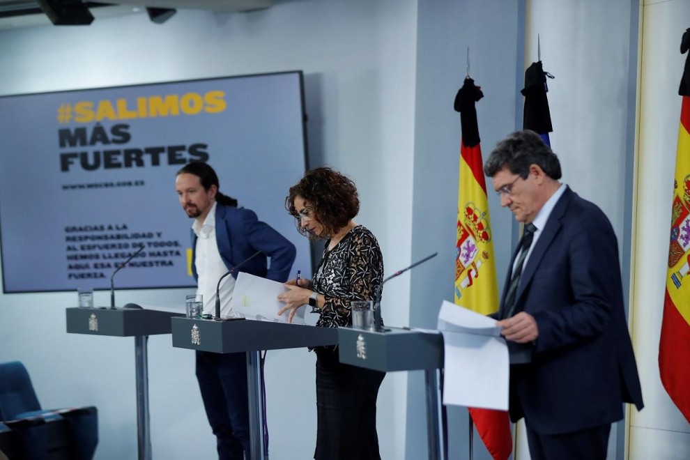 El vicepresidente segundo, Pablo Iglesias (i), la ministra de Hacienda y portavoz del Gobierno, María Jesús Montero (c), yel ministro de Inclusión, Seguridad Social y Migraciones, José Luis Escrivá (d), durante la rueda de prensa tras el Consejo de Minis