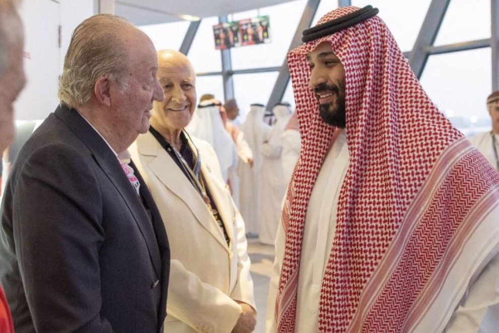 El rey Juan Carlos I junto al príncipe heredero de Arabia Saudí, Mohamed bien Salmán, en 2018. Poco después del brutal asesinato del periodista Yamal Khashoggi dentro del consulado de dicho país en Estambul.