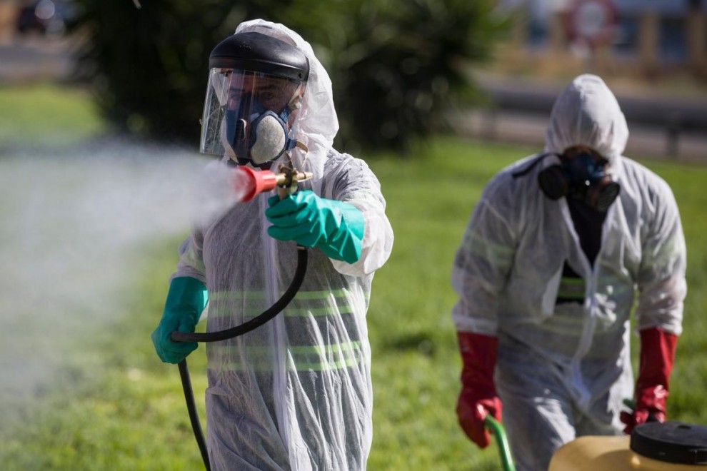Dos trabajadores durante las labores de fumigación contra los mosquitos causantes del virus del Nilo en Coria del Río, (Sevilla). /Europa Press
