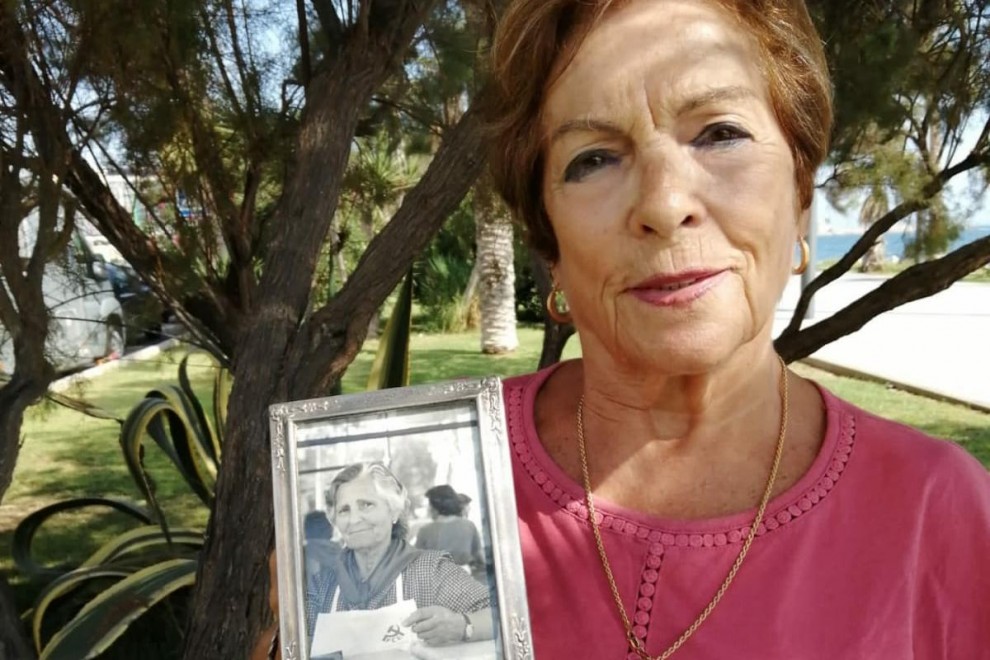 Rocío Fernández Gallardo sujeta un retrato de su madre, Teodomira Gallardo.