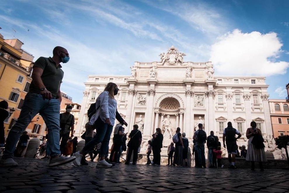 Personas con mascarilla delante de la Fontana de Trevi en Roma - ANDREA RONCHINI (EUROPA PRESS)