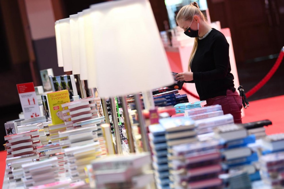 Una empleada de la Feria del Libro de Frankfurt ultima algunos detalles antes de la conferencia de prensa.- AFP