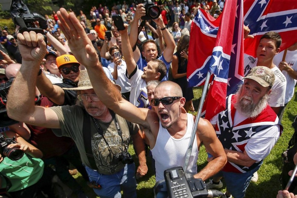 Partidarios de Trump (y del Ku Klux Klan) gritan a manifestantes opositores durante un mitin en Columbia, Carolina del Sur.- REUTERS