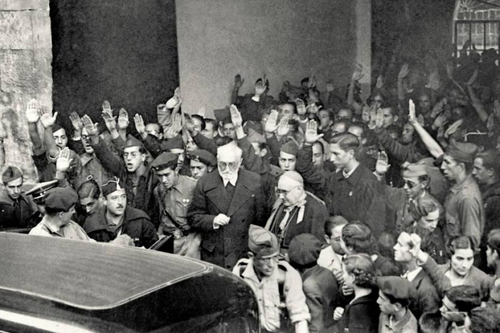 Unamuno, a la salida de la Universidad el 12 de octubre de 1936