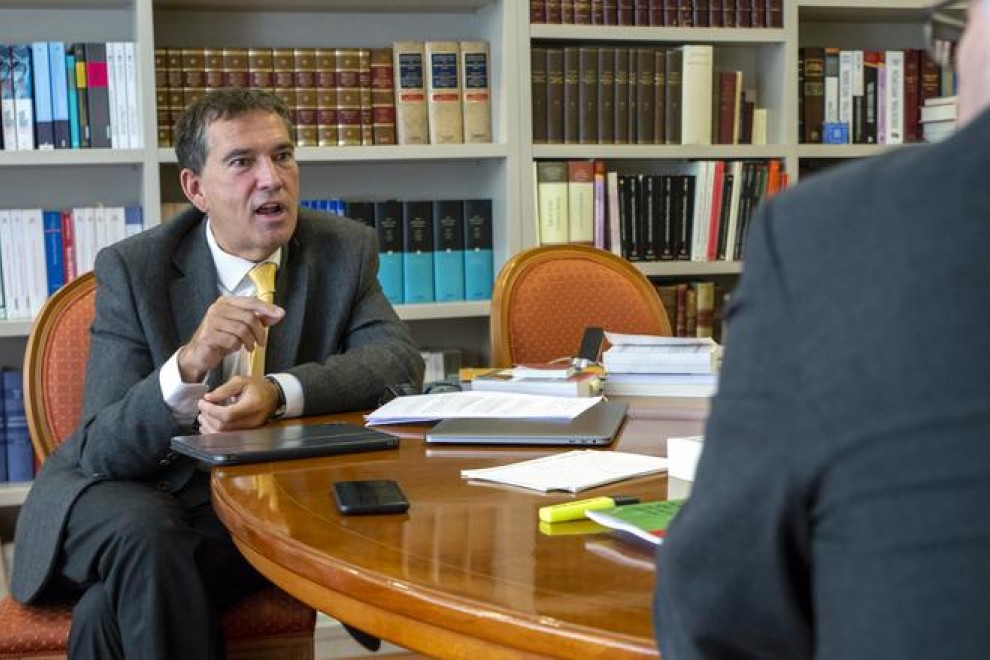 Jaume Alonso-Cuevillas, durant l'entrevista, al seu despatx d'advocat de Barcelona. BRU AGUILÓ