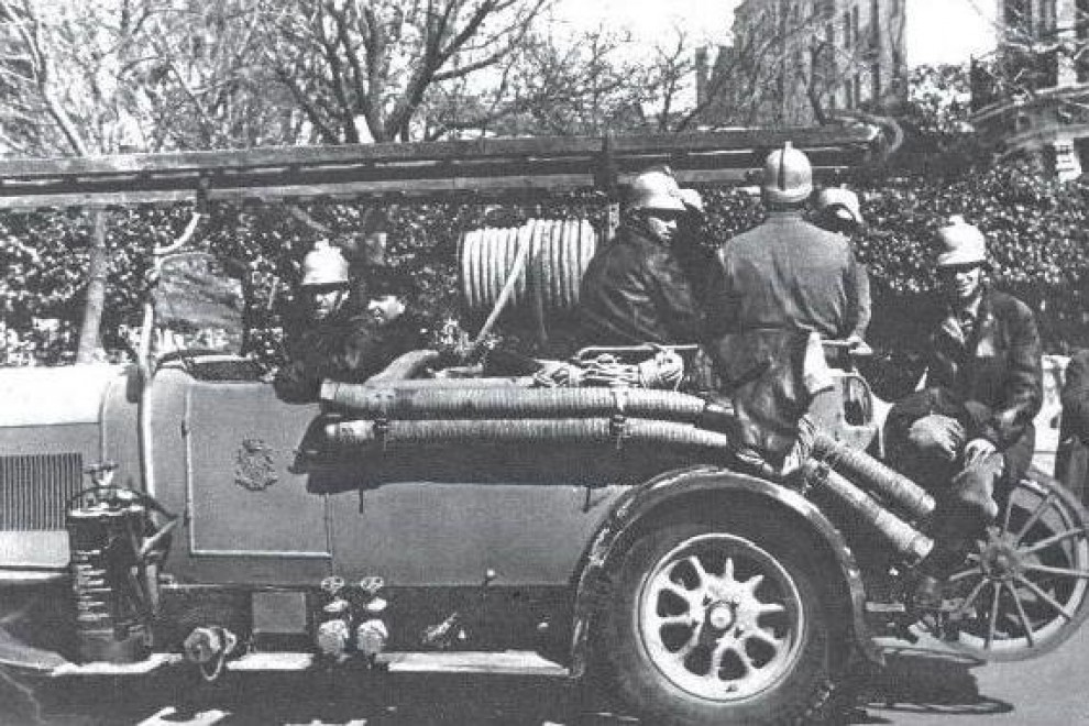 Bomberos republicanos en un coche Delahaye en 1937.