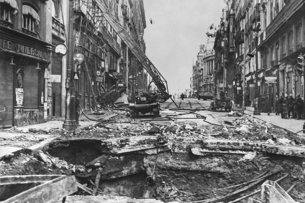 Bomberos republicanos durante una intervención en la calle de Alcalá.