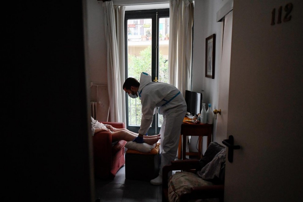Un terapeuta atiende a una mujer en una residencia de Madrid.