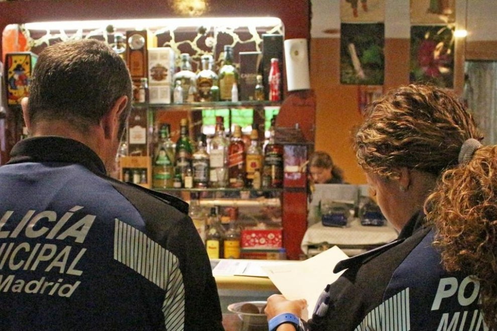 Imagen de dos agentes de la Policía. - Policía Municipal de Madrid