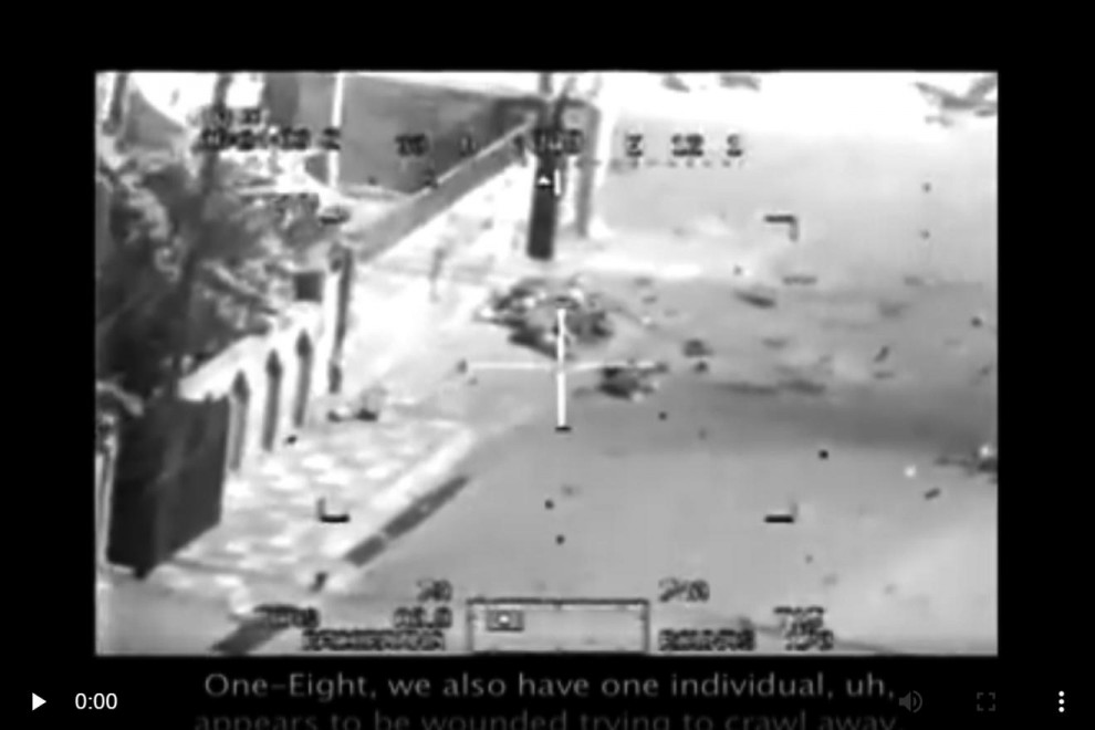 Captura de pantalla del vídeo 'Collateral Murder'. El tripulante del helicóptero dice: 'Uno-Ocho, también tenemos un individuo que, uh, parece estar herido e intenta huir a rastras'. Recibirá orden de disparar.
