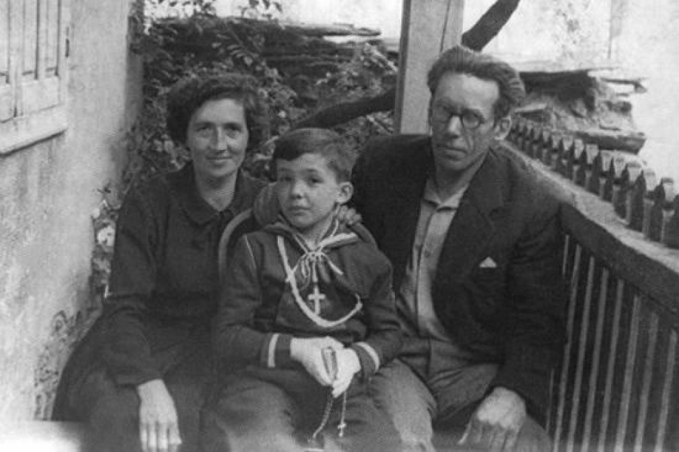 El filólogo Aníbal Otero, con su mujer y su hijo.
