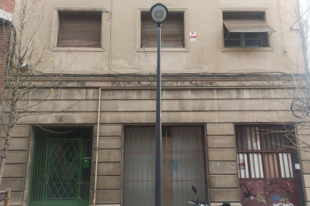 L'immoble del carrer Maignon, a Barcelona, on vivia Francisco Sánchez abans que el desnonessin. Actualment es troba en runes.