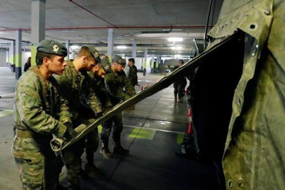 Soldados del Ejército levantan un hospital de campaña en Oviedo.