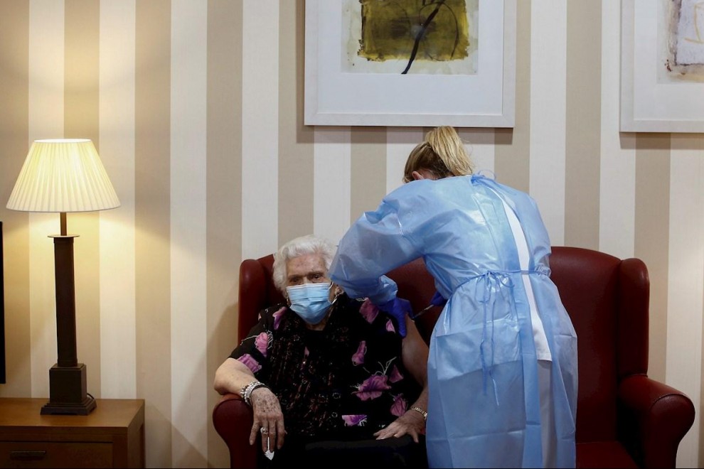 Personal sanitario administra a Antonia Gil (i) de 92 años la segunda dosis de la vacuna contra el Covid-19 de Pfizer-BioNTech en la residencia DomusVi Sabadell Ciutat.