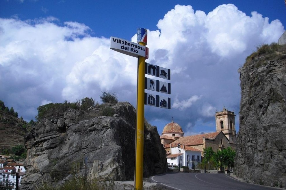 Cartel indicador a la entrada de Villahermosa del Río (Castellón).