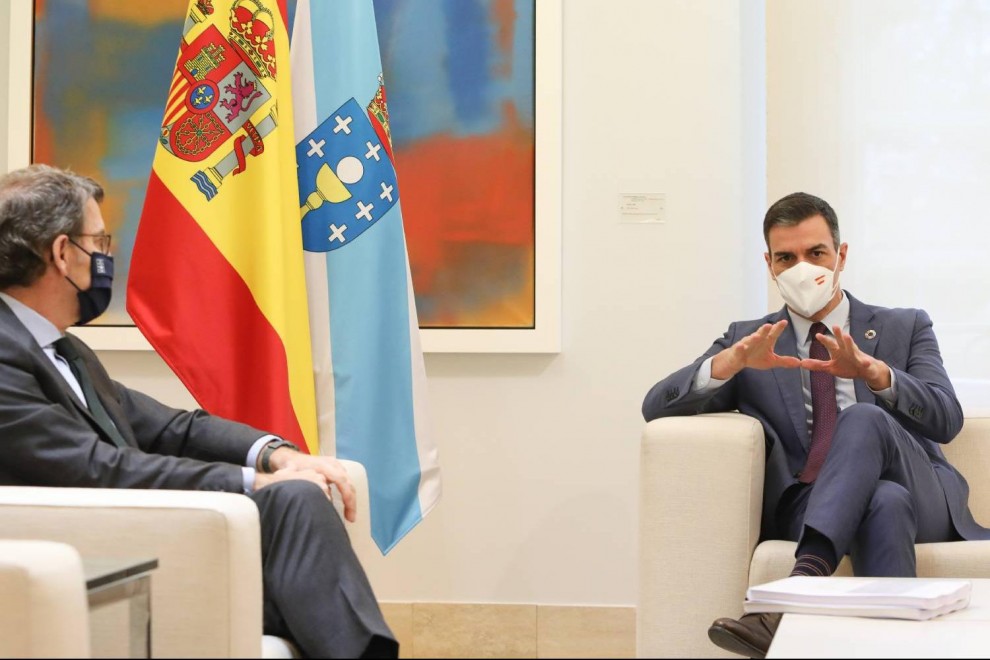 El presidente del Gobierno, Pedro Sánchez (d), conversa con el presidente de la Xunta de Galicia, Alberto Núñez Feijóo.