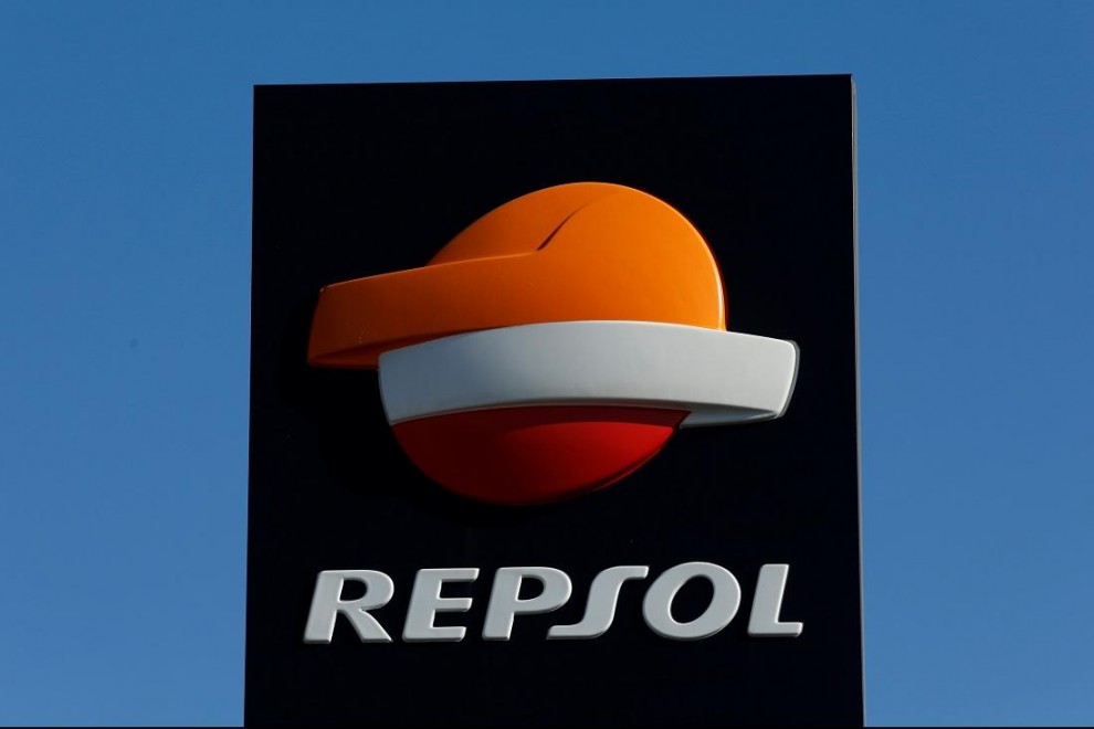 El logo de Repsol en una estación de servicio en la localidad de Bormujos, cerca de Sevilla. REUTERS/Marcelo del Pozo