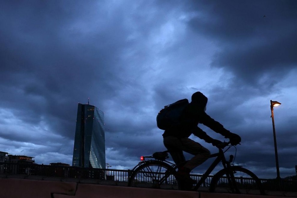 Un ciclista pasa por delante de la sede del BCE en Fráncfort. REUTERS/Kai Pfaffenbach