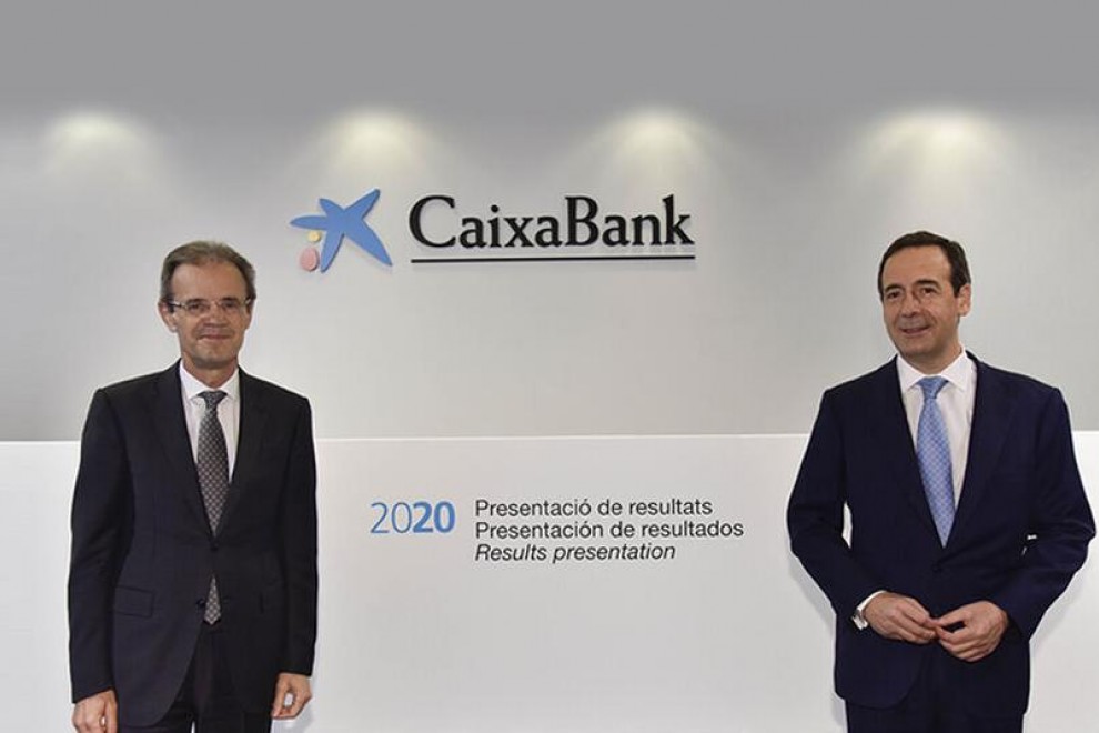El presidente de CaixaBank, Jordi Gual (i), y el consejero delegado de la entidad, Gonzalo Gortázar, en la presentación de resultados de 2020.