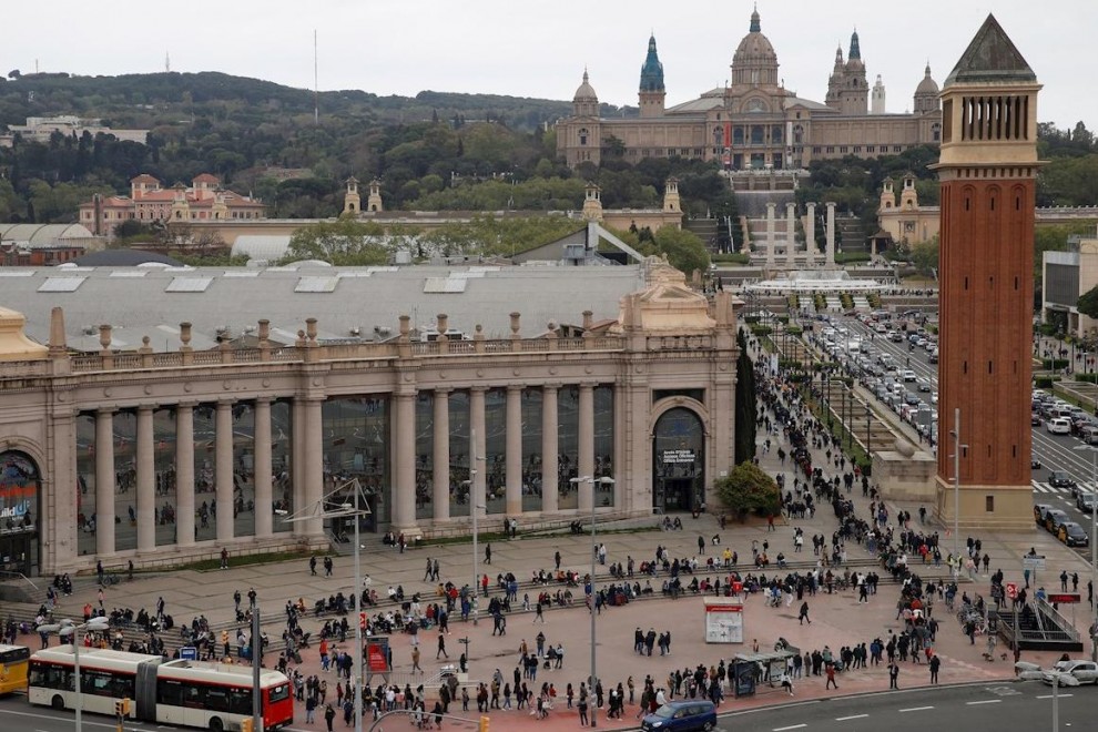 11/04/2021. Cientos de ciudadanos peruanos guardan cola para votar en las elecciones presidenciales de Perú, este domingo en Barcelona. - EFE