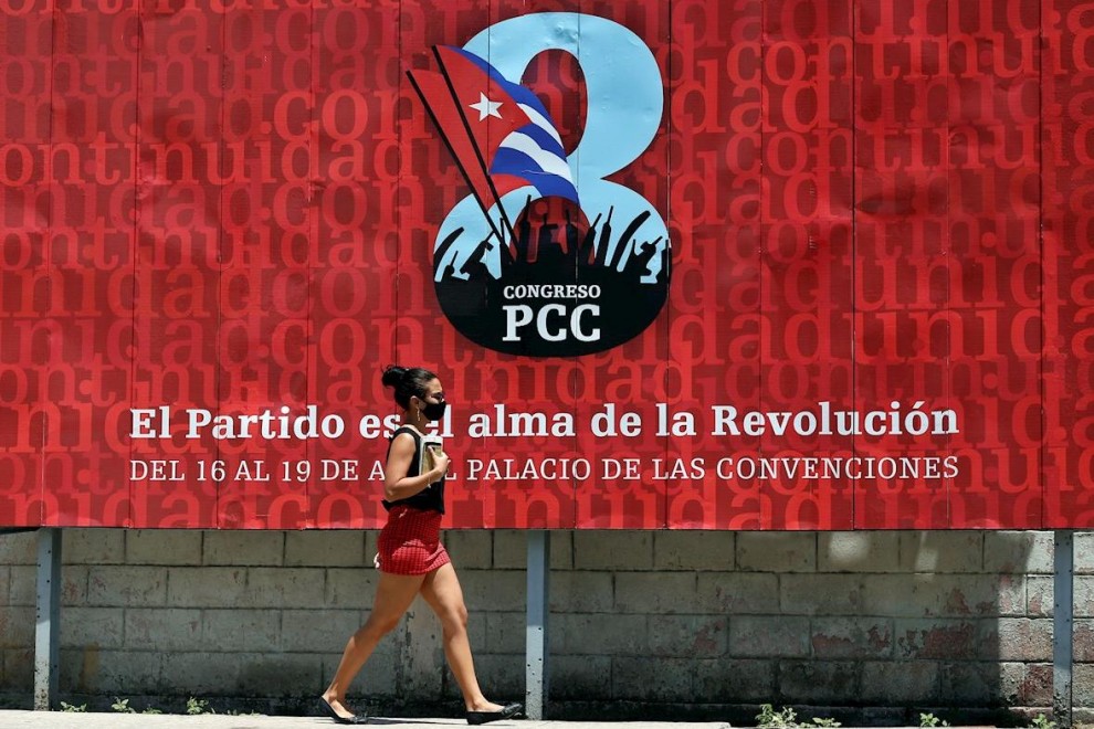 Valla publicitaria del VIII Congreso del Partido Comunista de Cuba, en La Habana.