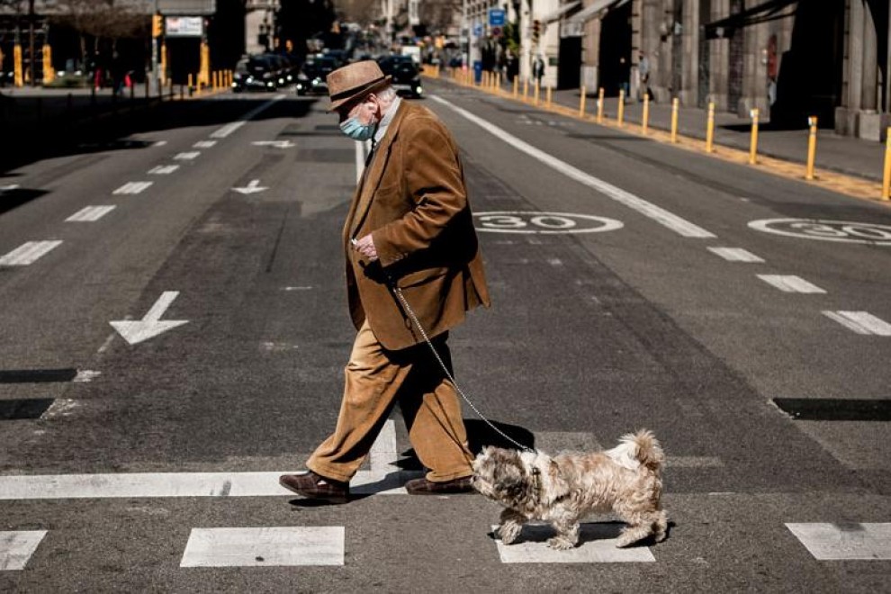 21/03/2021.- Un hombre camina junto a su perro por las calles de Barcelona. Jordi Boixareu / ZUMA Wire / Dpa
