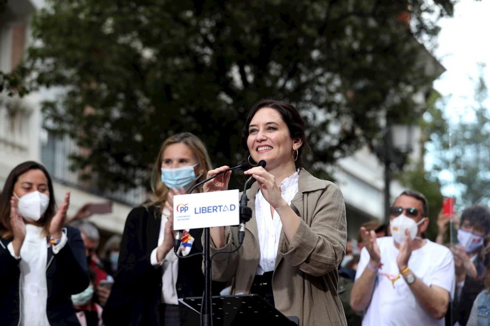 La presidenta madrileña y candidata del PP a las elecciones autonómicas, Isabel Díaz Ayuso, visita Fuenlabrada durante un acto electoral, este lunes.