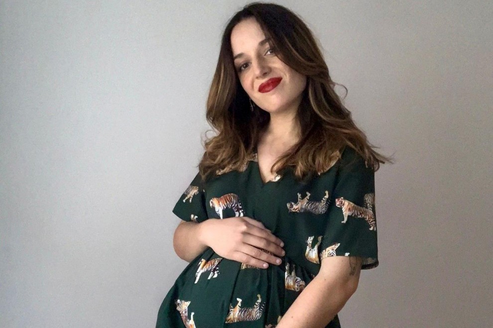 Laura posa embarazada de su bebé