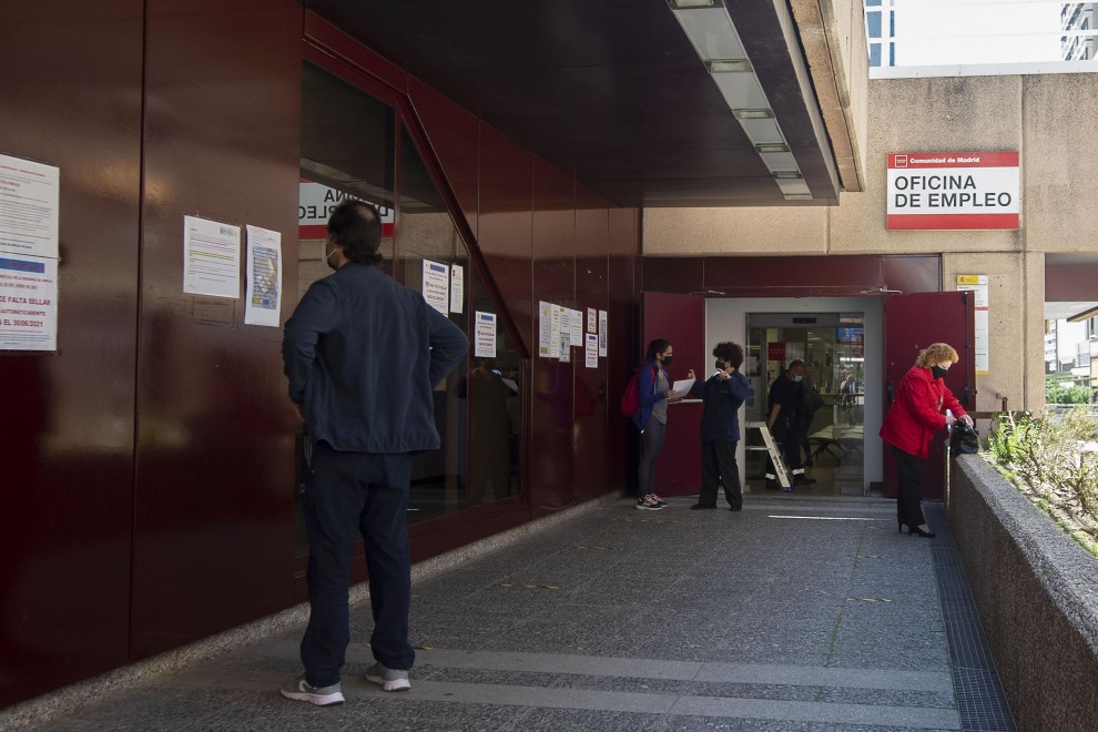 Varias personas en la puerta de una oficina del SEPE, en Madrid. - EUROPA PRESS