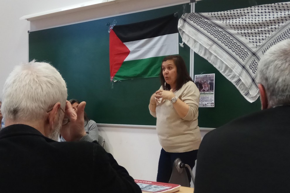 Imagen de archivo de una charla sobre Palestina impartida por Juana Ruiz en la asociación Ateneu del Mon. - Cedida
