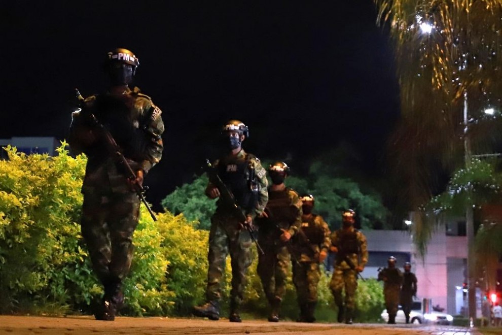 Miembros de las fuerzas de seguridad colombianas después de la orden de 'despliegue máximo' del presidente Iván Duque. REUTERS / Juan B Diaz