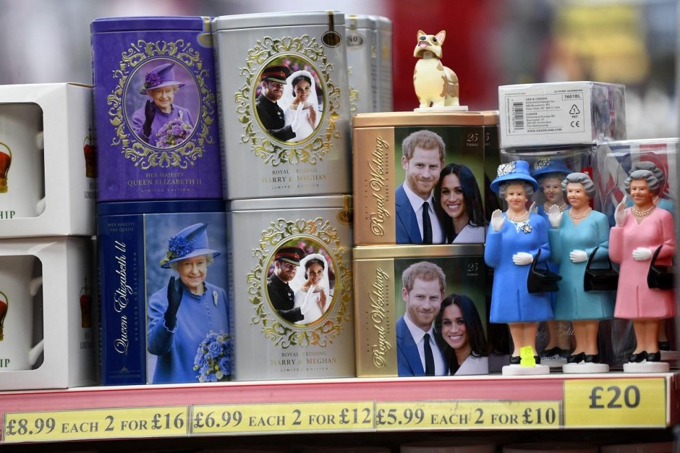 Diversos objetos de recuerdo de la familia real británica, en una tienda de 'souvenirs' en Windsor, al oeste de Londres. AFP
