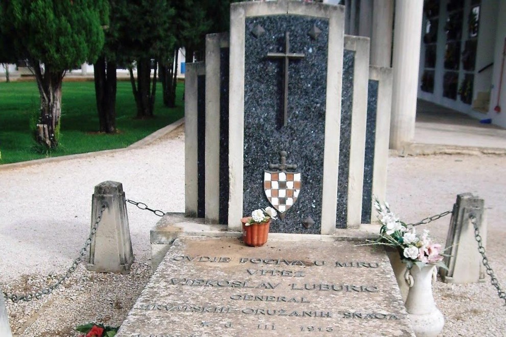 La tumba del genocida nazi olvidada por la Ley de Memoria Histórica