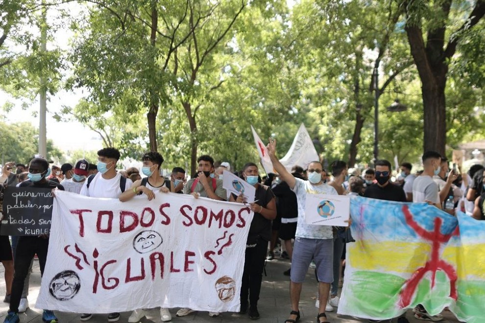 Varias personas con una pancarta en la que se lee: `Todos somos iguales´, en una concentración frente al Ministerio del Interior para exigir la reforma del Reglamento de Extranjería. E.P./Eduardo Parra