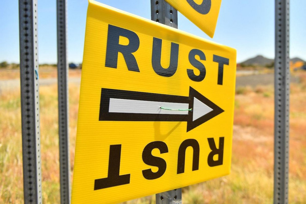 Un letrero dirige a la gente a la carretera que conduce al Rancho Bonanza Creek, donde se filmará la película 'Rust' el 22 de octubre de 2021 en Santa Fe, Nuevo México.