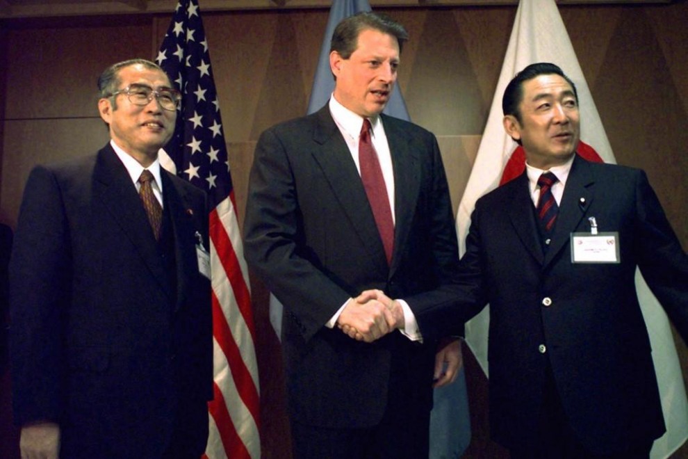 El vicepresidente estadounidense Al Gore se da la mano con el primer ministro japonés Ryutaro Hashimoto, antes de sus conversaciones en la Cumbre del Clima de Kyoto de 1997, la COP3.