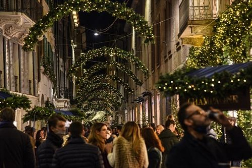 La gente asiste a la inauguración del espectáculo de iluminación y adornos navideños en la calle Via Della Spiga, a 23 de noviembre, en Milán, Italia.