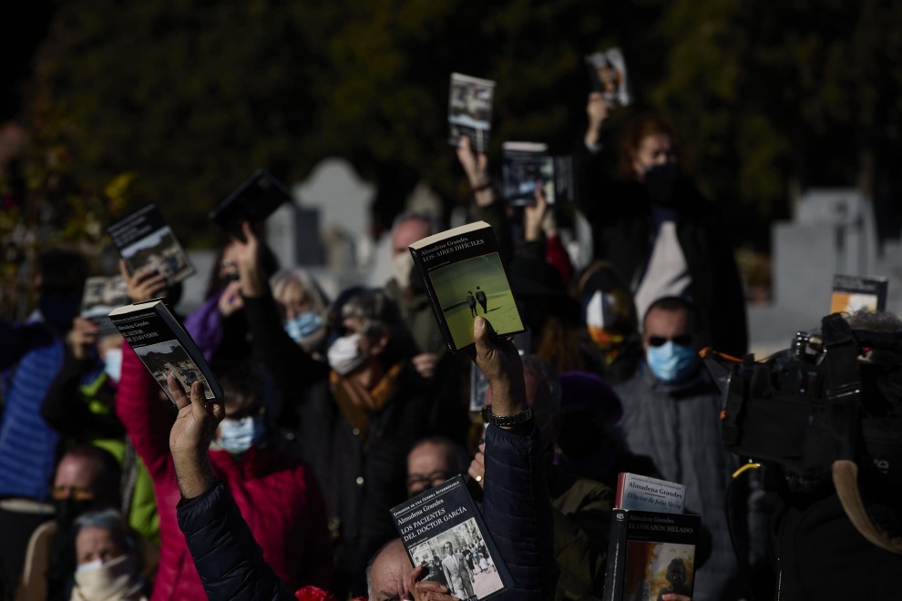Varias personas con libros en la mano en homenaje a Almudena Grandes, asisten al entierro de la escritora en el Cementerio de La Almudena, a 29 de noviembre de 2021, en Madrid (España).
