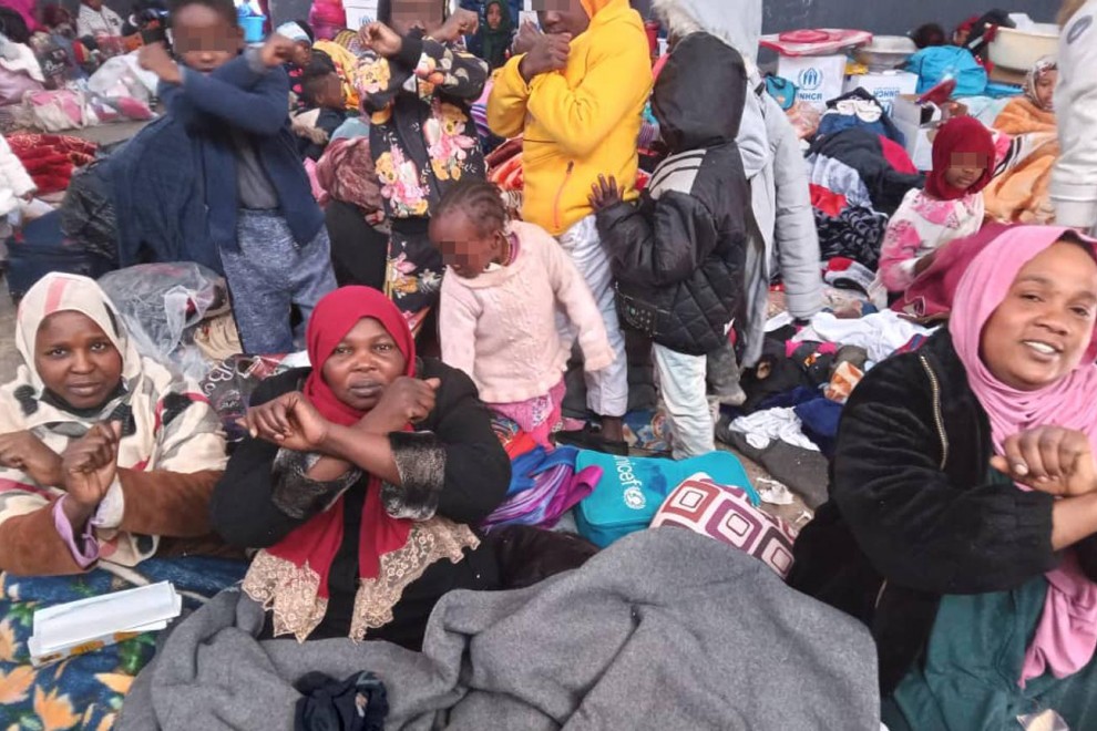 Mujeres y niños hacinados en el centro de detención de migrantes de Ain Zara, en Libia, donde fueron recluidos tras desmantelar una protesta en Trípoli.