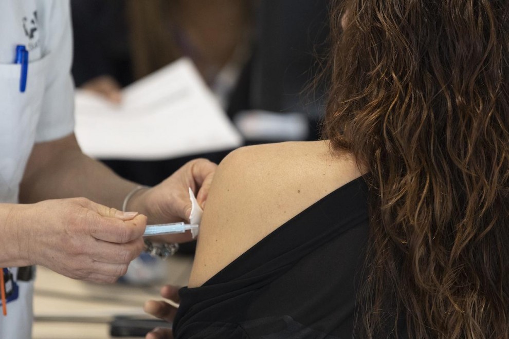 Una mujer recibe la tercera dosis de la vacuna contra el covid, en el Hospital Enfermera Isabel Zendal, a 13 de enero de 2022, en Madrid.
